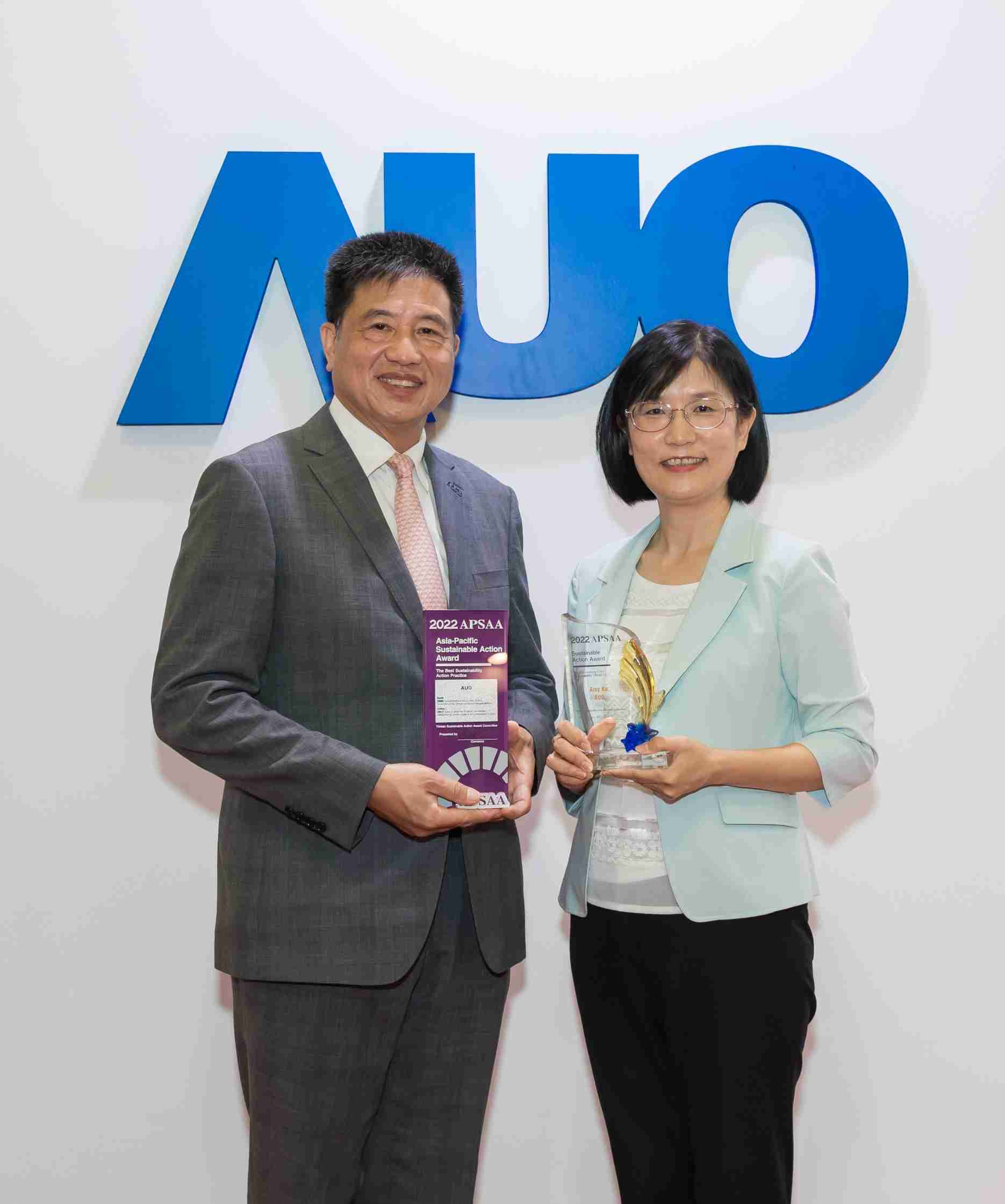 龙门国际长期垫筑永续远景的基石，，，透过ESG暨气候委员会逐步实践永续策略蓝图。。。。其中，，，，龙门国际光电永续长古秀华带领团队、、、制定中长期目标，，，缔造多面向亮眼表现，，，，获得「顶尖永续长奖」的个人奖殊荣（左：龙门国际光电董事长暨执行长彭双浪，，，，右：龙门国际光电永续长古秀华）