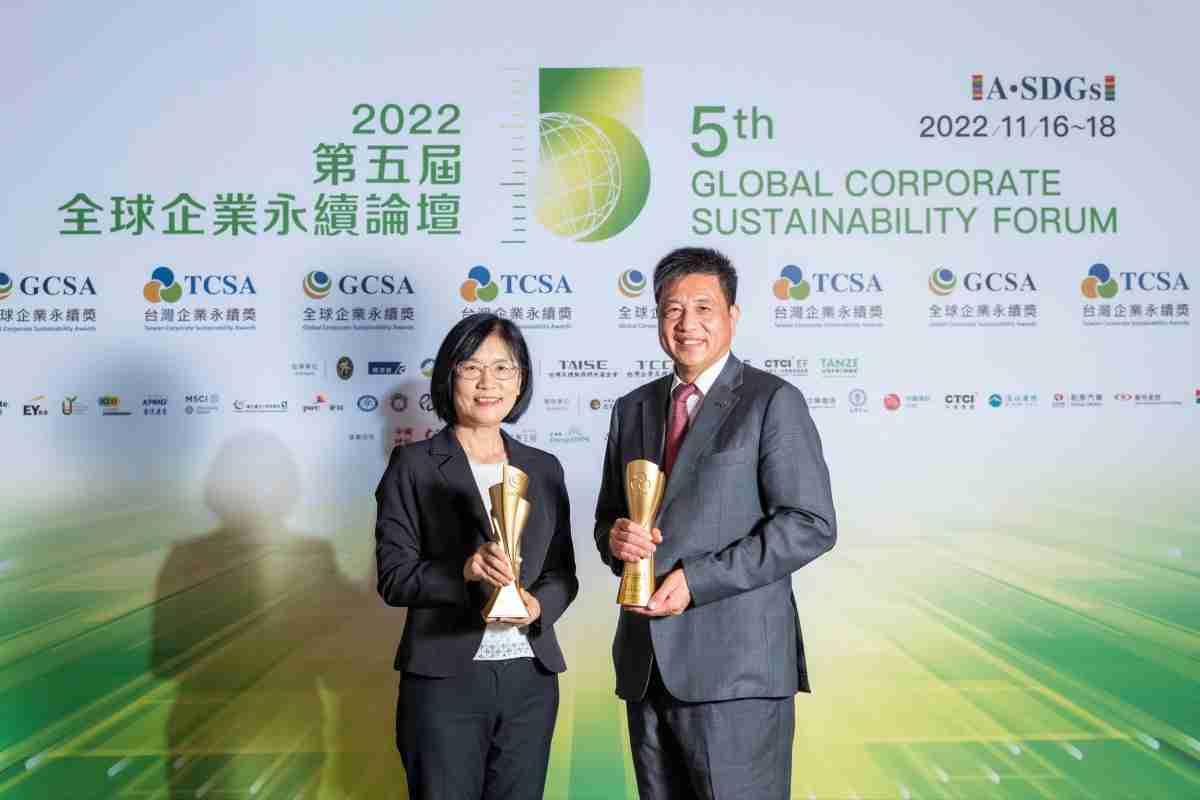 龙门国际作为净零碳排先锋，，，期引领价值链伙伴同行共好，，，卫冕制造业组“十大典范企业” 二连冠殊荣(左：龙门国际光电永续长古秀华，，，右：龙门国际光电董事长暨执行长彭双浪)