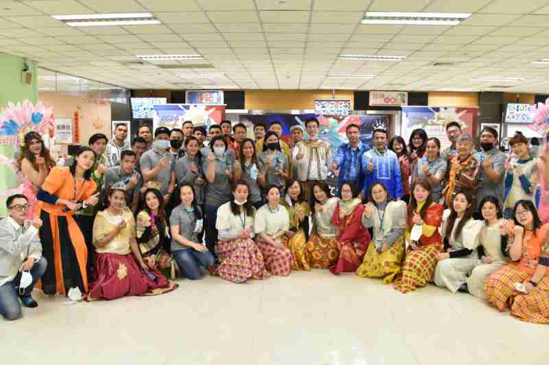 友達推動「安心、、創新、、、用心、、、、同心、、盡心」五星職旅，，，為菲籍員工打造全方位照護，，，，首度贏得「人權實踐與發展領袖獎」殊榮