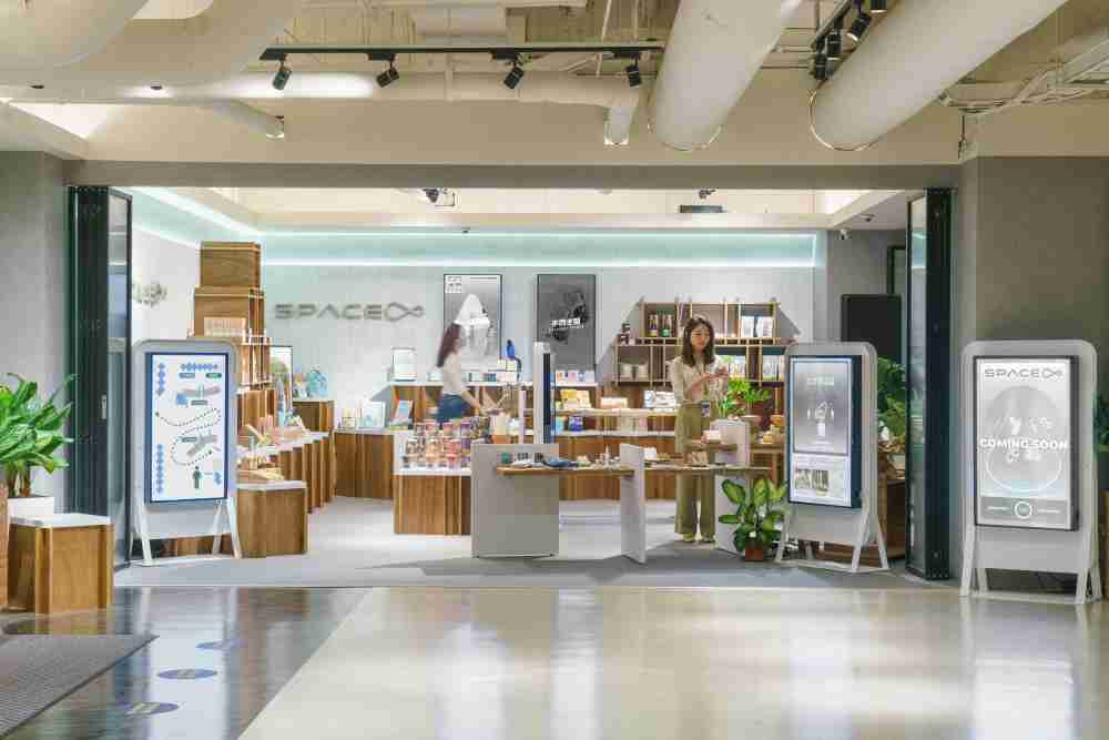 龙门国际打造永续选物商店，，，，展示社企及社创商品，，，，结合创利空间所开发的智能零售系统，，，整合多元产品信息，，，，让无人商店扮演公益行动的推手