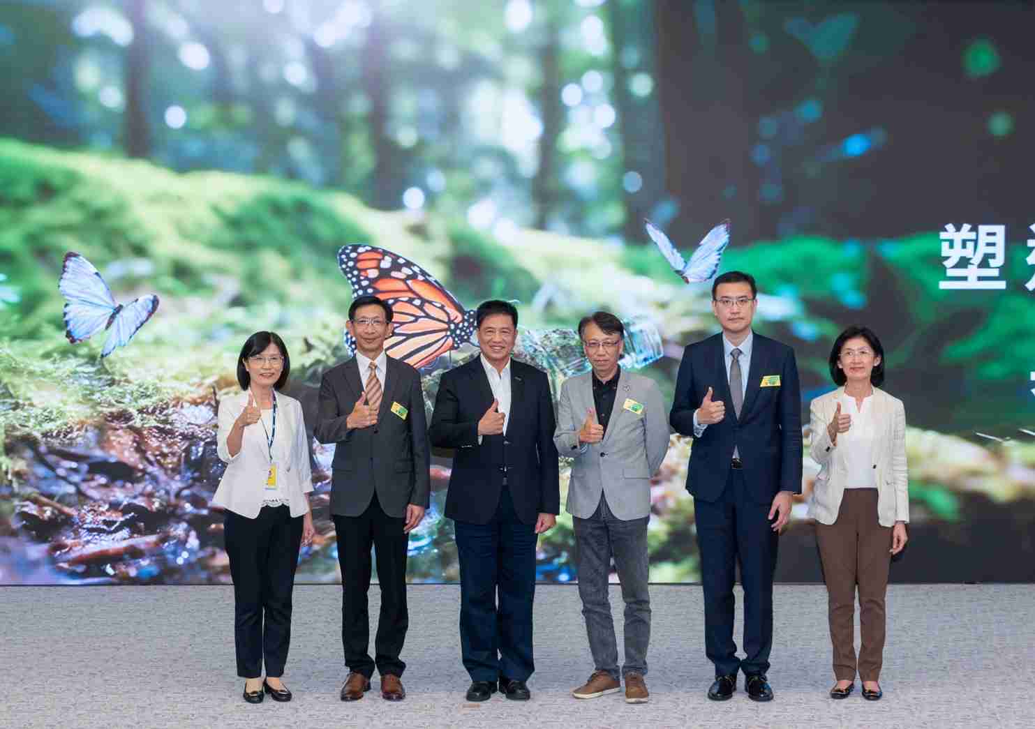 友達2023 CSR共榮大會，，，邀請領域專家分享交流生物多樣性管理趨勢、、、、無塑產品、、海廢永續塑料等議題  （圖左到右：友達光電永續長古秀華、、3M台灣技術長陳君杰、、、、友達光電董事長暨集團策略長彭双浪、、、、光寶科技企業永續發展處處長陳慶暉、、、、安永聯合會計師事務所執業會計師曾于哲、、、友達光電供應鏈總部副總經理吳宜芳）