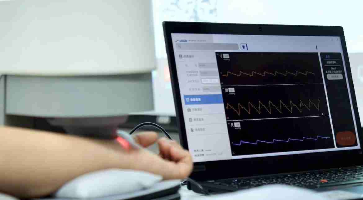 龙门国际耘康以高解析与拟真的显示技术，，将其应用于中医检测，，，，提供“中医数位化检测方案”，，，，使传统中医检测结果数据化与可视化