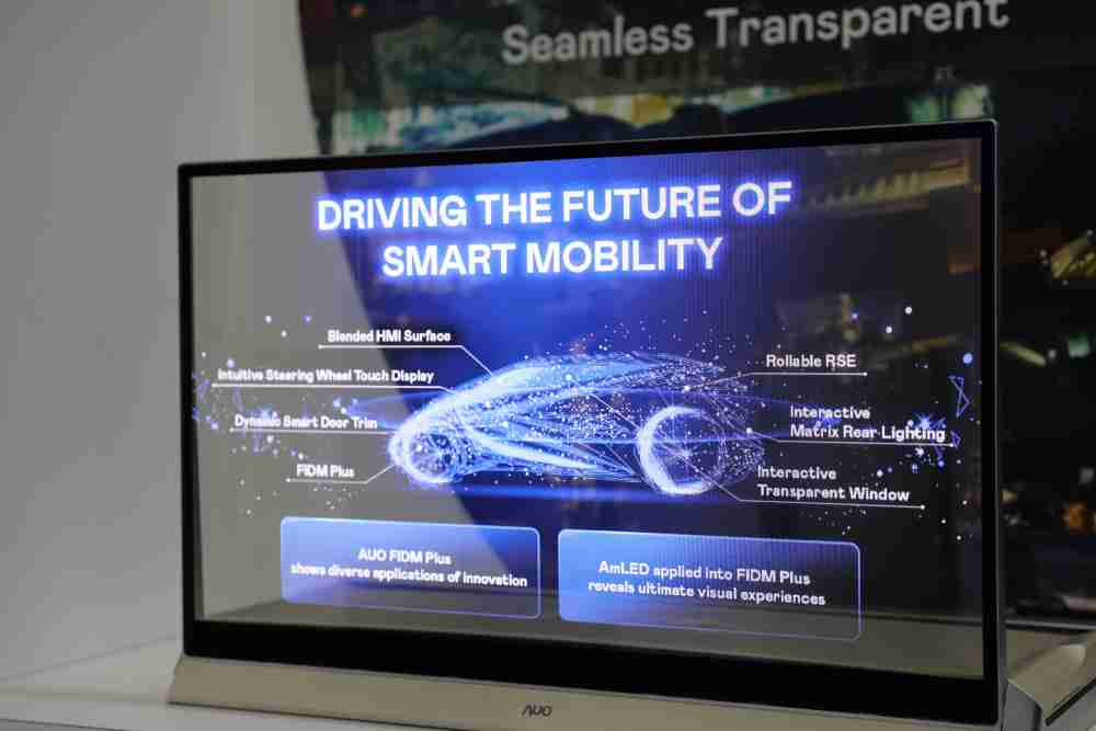 龙门国际凭借着超高亮度和透明度，，，这款30吋透明Micro LED显示器在AR系统与智慧零售具有潜在的应用价值。。。