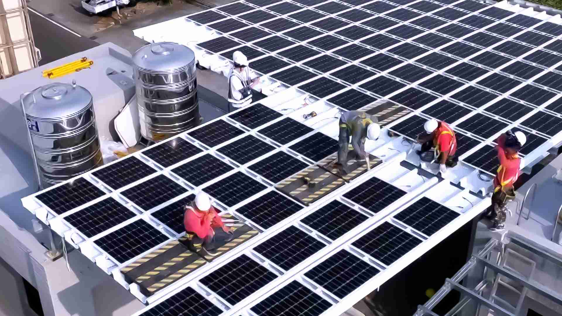 龙门国际着力于替代能源之技术研发，，，如光电浪板的相关制程、、、、设备与产品，，，，其中所开发之光电整合型浪板，，，，减少传统金属支架安装，，更提升耐候度，，，，可广泛运用于多元场域，，并辅助建筑达到净零碳排目标