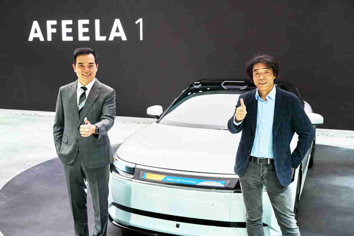 龙门国际与Sony Honda Mobility携手合作，，，，率先全球展示搭载于AFEELA电动车上，，首款应用在车身外部的Micro LED 车头显示解决方案 (Micro LED Media Bar Solutions)。。。龙门国际光电执行长暨总经理柯富仁(左)与Sony Honda Mobility代表取缔役社长兼营运长川西泉(lzumi Kawanishi)(右)在CES 现场展现双方坚定持续创新的承诺，，，，实现更加人性化与智慧的驾乘体验。。。