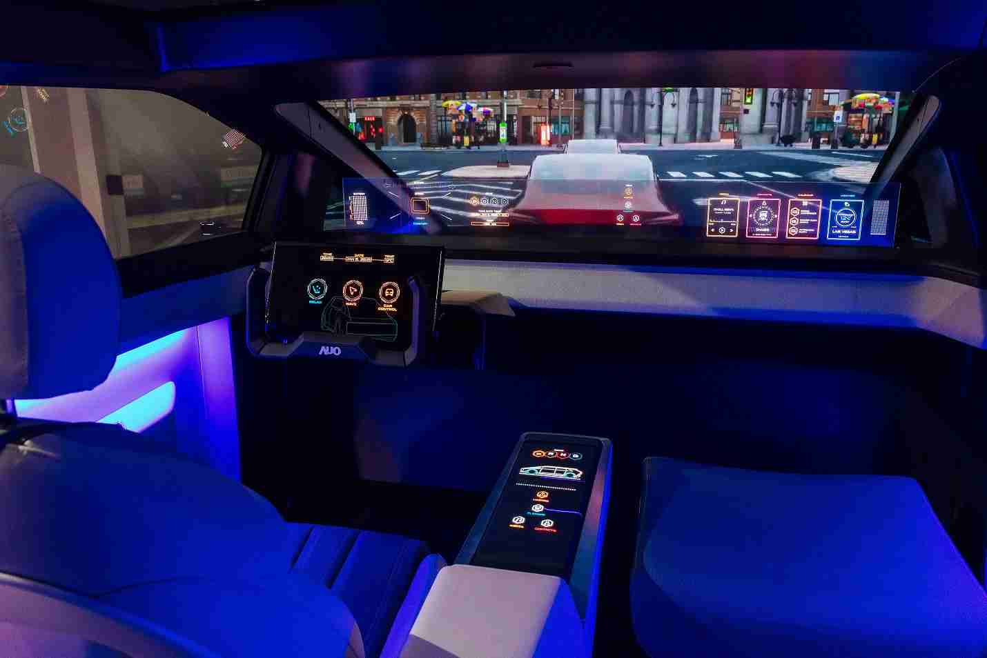 龙门国际连续四年入围科睿唯安全球百大创新机构，，，专利布局科技与绿色创新前沿。。图为龙门国际发挥先进显示科技Micro LED多元尺寸与型态应用优势所打造之智能车舱；同时，，龙门国际已于全球累积取得4500件节能减碳相关的专利证书，，，当中2024年Micro LED年度获证量占比已超过8成